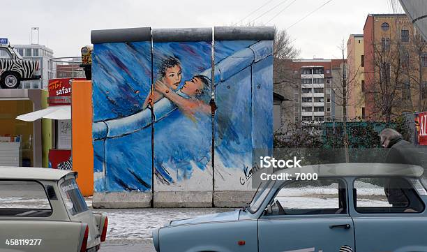 Trabi E Parete - Fotografie stock e altre immagini di Caduta del Muro di Berlino - Caduta del Muro di Berlino, Berlino - Germania, Arte