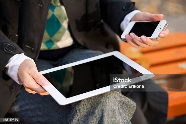 Foto de Mulher Usando O Ipad E Iphone e mais fotos de stock de Adulto - Adulto, Agenda pessoal, Analisar