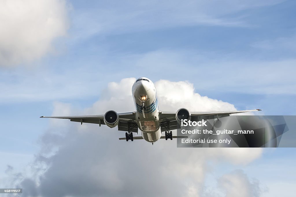 Boeing 777 EgyptAir - Foto de stock de Aeroporto royalty-free