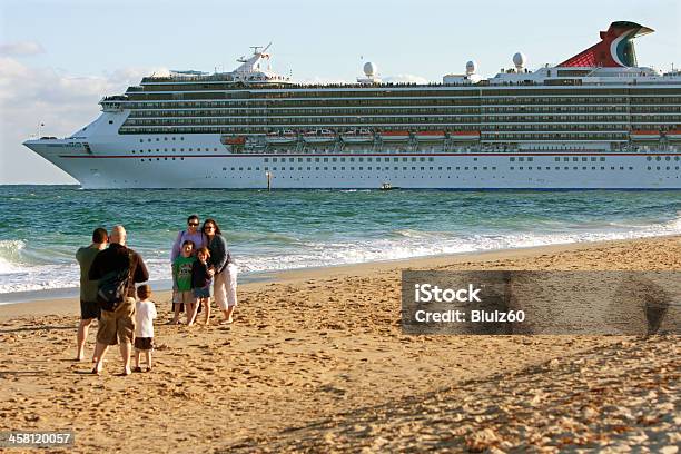 Família Poses Para Imagem Com Cruzeiro Navio Sair Em Segundo Plano - Fotografias de stock e mais imagens de Barco de Cruzeiro