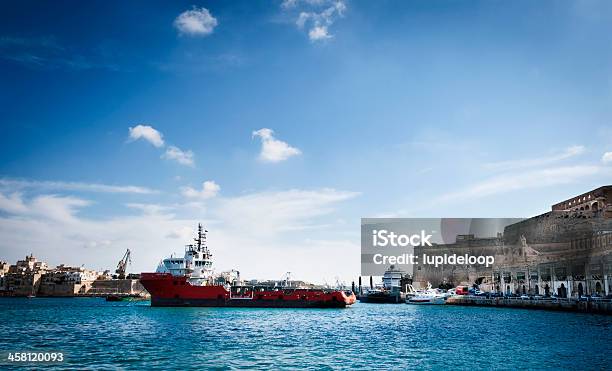 Ocupado Grand Harbour Valletta Malta - Fotografias de stock e mais imagens de Barco de Cruzeiro - Barco de Cruzeiro, Malta, Porto