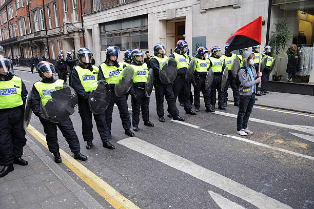 polícia anti-motim road bloco em londres - protest police activist hooligan imagens e fotografias de stock