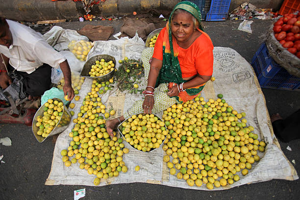 femmes vend des citrons - supermarket sales clerk retail cashier photos et images de collection