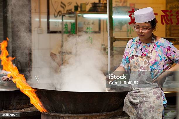 Fiery Küche In Muslim Street In Xian Stockfoto und mehr Bilder von Asiatische Kultur - Asiatische Kultur, Asiatischer und Indischer Abstammung, Asien