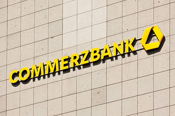 commerzbank señalización en pared - named financial services company fotografías e imágenes de stock