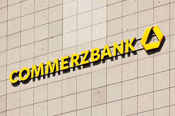 commerzbank placas na parede - named financial services company - fotografias e filmes do acervo