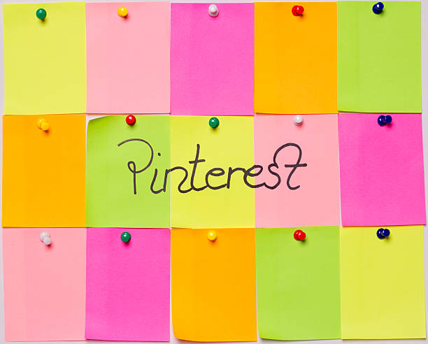 pinterest - pinterest bulletin board pinning adhesive note стоковые фото и изображения