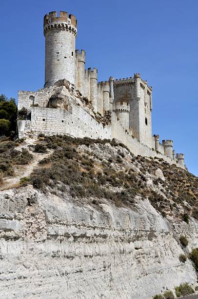 castillo peñafiel (vertical) - provincia de valladolid fotografías e imágenes de stock