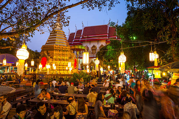 wat phra singh sur le marché de nuit de chiang mai - wat phra sing photos et images de collection