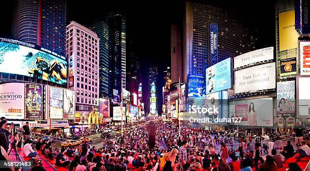 Illuminato Times Square Alla Sera - Fotografie stock e altre immagini di Attrezzatura per illuminazione - Attrezzatura per illuminazione, Broadway - Manhattan, Centro della città