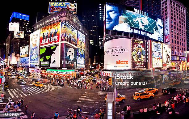 Photo libre de droit de Illumination Des Théâtres De Broadway À Times Square banque d'images et plus d'images libres de droit de Broadway - Manhattan