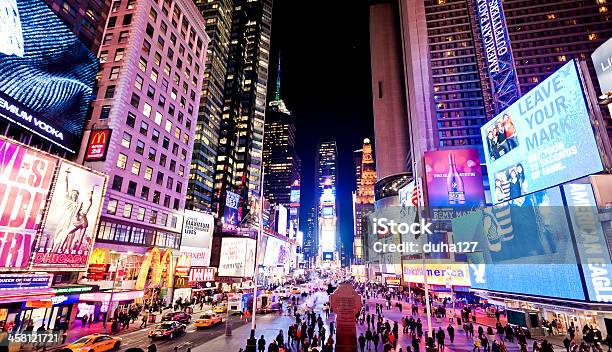 Iluminado Times Square Na Noite - Fotografias de stock e mais imagens de As Américas - As Américas, Atuação, Broadway - Manhattan