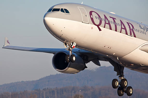 카타르 항공 에어버스 a 330-300 - qatar airways 뉴스 사진 이미지