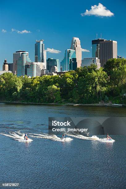 Jet Skiers On The Mississippi En Minneapolis Minnesota Foto de stock y más banco de imágenes de Actividad