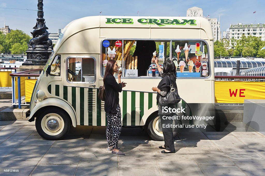여자대표 구매 아이스크림 메트로폴리스 van 런던 - 로열티 프리 아이스크림 가판대 스톡 사진