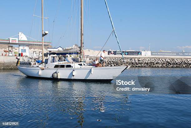 Familie Segeln Sie Auf Einer Jacht In Den Golf Von Oman Stockfoto und mehr Bilder von Aussicht genießen