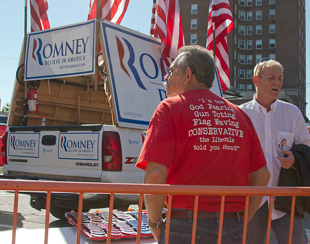 uomo indossando t-shirt adeguato al mitt romney campagna rally i - mitt romney immagine foto e immagini stock