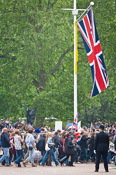 ロンドンのロイヤルウェディング - crowd nobility wedding british flag ストックフォトと画像