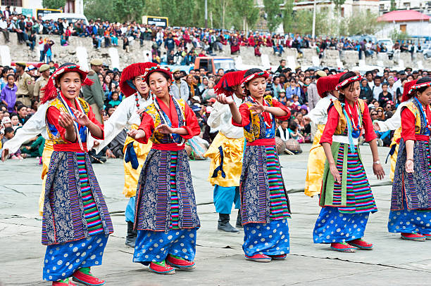 젊은 사람도 티베트인 옷 전통 무용 공연 포크 - traditional festival ladakh ethnic music india 뉴스 사진 이미지