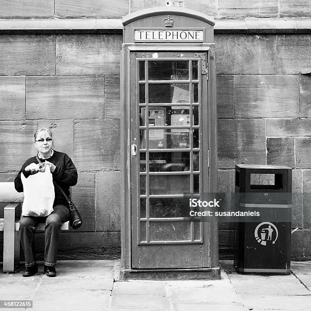 Photo libre de droit de Chester Street Scène Avec Téléphone Boîte banque d'images et plus d'images libres de droit de Adulte - Adulte, Adulte d'âge mûr, Assis