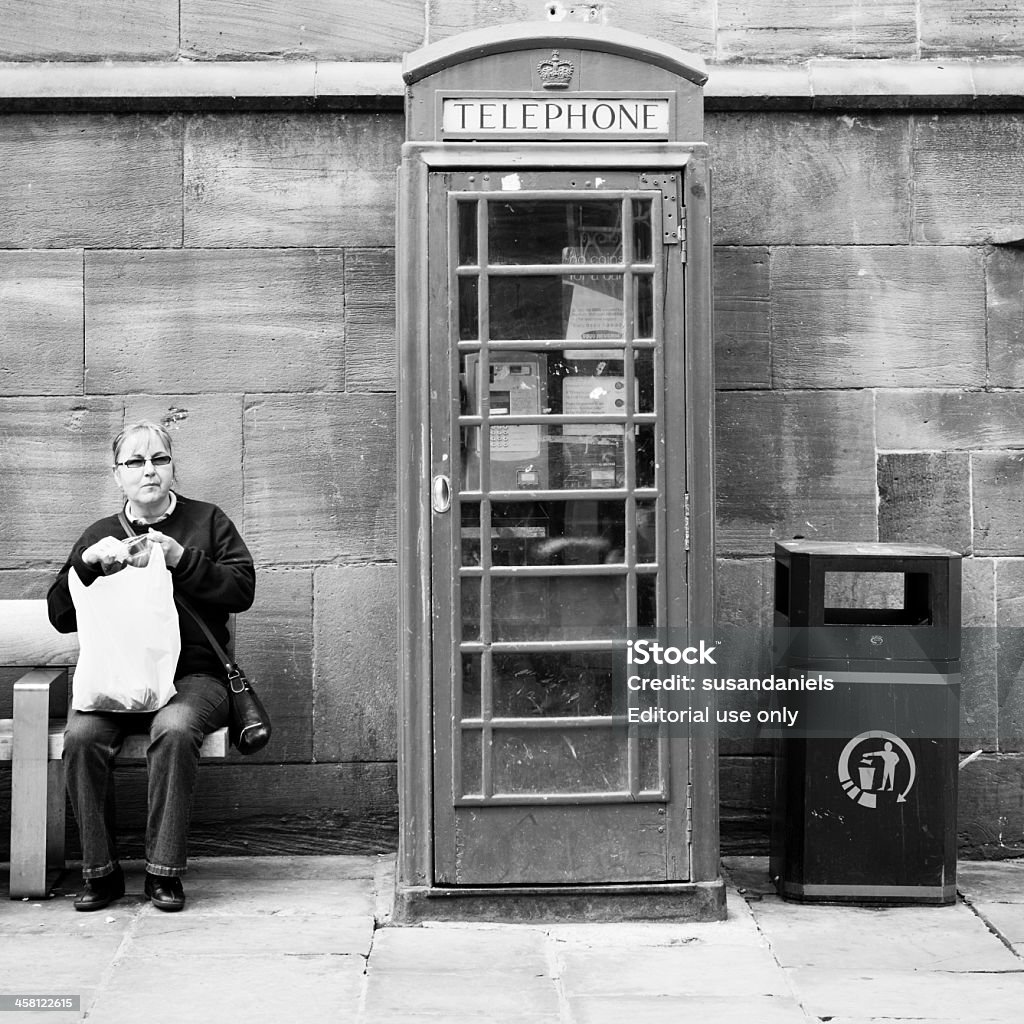 Честер Street Scene с телефоном Box - Стоковые фото 50-59 лет роялти-фри