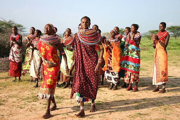 samburu kobiety taniec i śpiewać w kenia, rpa - masai africa dancing african culture zdjęcia i obrazy z banku zdjęć