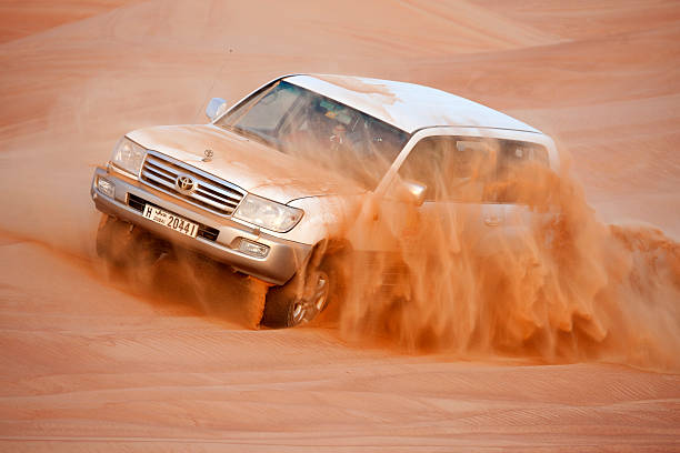 운전 중 처박은 - 4x4 desert sports utility vehicle dubai 뉴스 사진 이미지