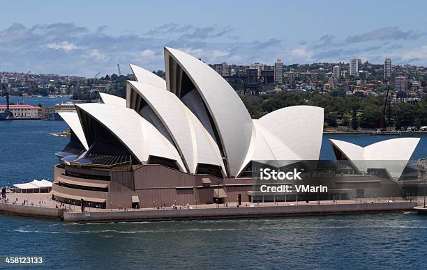 Ópera De Sydney E Cidade - Fotografias de stock e mais imagens de Ao Ar Livre - Ao Ar Livre, Apartamento, Arquitetura