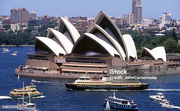 Photo libre de droit de Opéra De Sydney banque d'images et plus d'images libres de droit de Bateau de voyageurs - Bateau de voyageurs, Capitales internationales, Destination de voyage