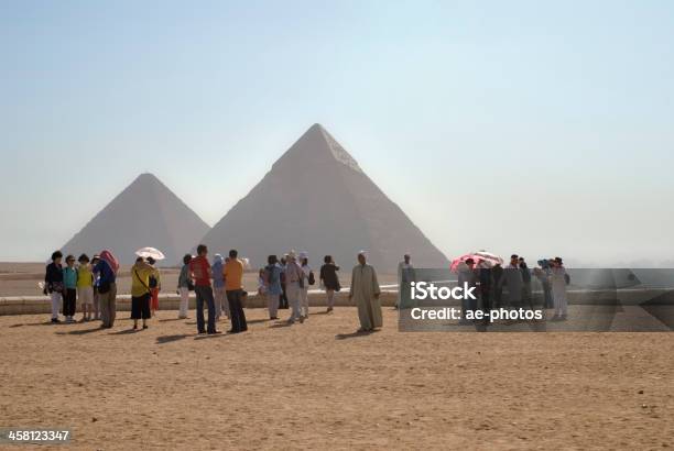 Азиатских Туристов В На Пирамиды Гизы Каир Египет — стоковые фотографии и другие картинки Азиатского и индийского происхождения