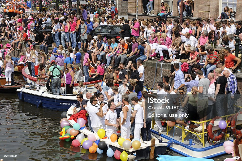 Ludzie oglądać Amsterdam kanał Parada - Zbiór zdjęć royalty-free (Amsterdam)