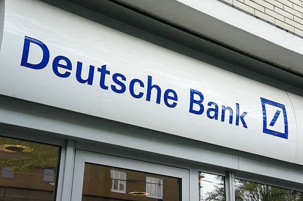 Logótipo do Deutsche Bank em um ramo local em Düsseldorf - fotografia de stock