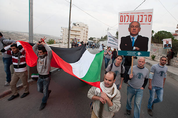 palästinenser und israelis demonstration - benjamin netanyahu stock-fotos und bilder