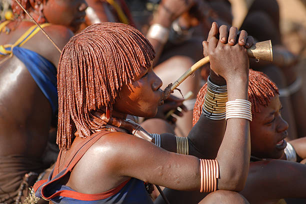 ハマー女性休憩中の式の踊り - dancing africa ethiopian culture ethiopia ストックフォトと画像