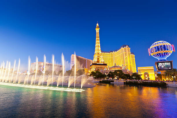 bellagio, париж и bally's las vegas, невада. - famous place eiffel tower clear sky urban scene стоковые фото и изображения