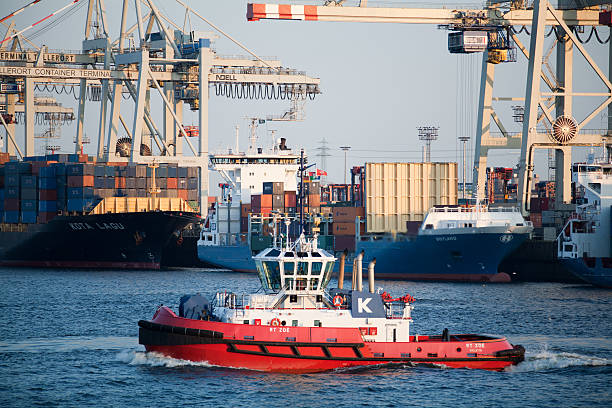 буксир переход гавань в гамбурге, германия - harbor editorial industrial ship container ship стоковые фото и изображения
