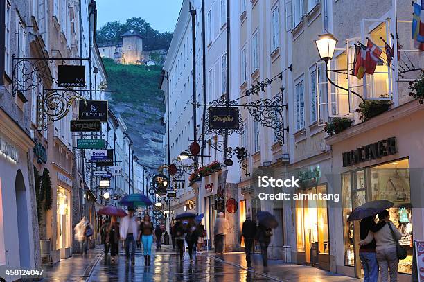 Getreidegasse W Salzburg - zdjęcia stockowe i więcej obrazów Deszcz - Deszcz, Salzburg, Austria