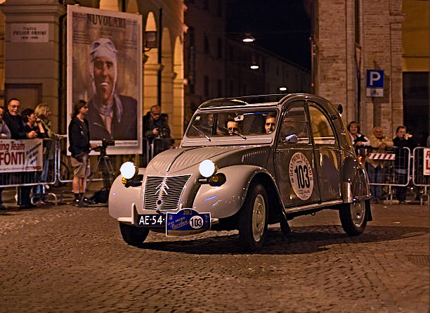 vintage citroen2cv - deux chevaux stockfoto's en -beelden