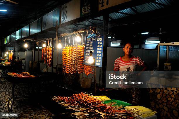Foto de Comida Mercado Movimentado De Noite Em Kota Kinabalu Malásia e mais fotos de stock de Barraca de Mercado
