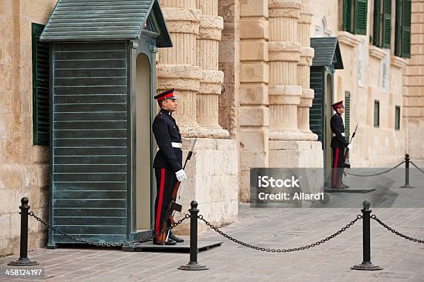 Sentries No Guarda Direito Fora Do Palácio Grandmasters Valletta Malta - Fotografias de stock e mais imagens de Malta