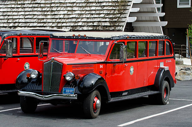 vermelho jammer autocarro estacionado - us glacier national park montana bus park imagens e fotografias de stock