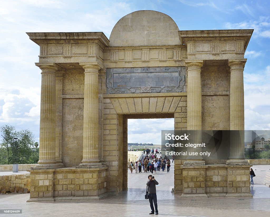 Ворота в Римский мост (Córdoba. - Стоковые фото Антаблемент роялти-фри
