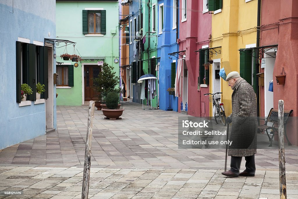 Anciano caminando en la isla de Burano island, Venecia, Italia - Foto de stock de 70-79 años libre de derechos