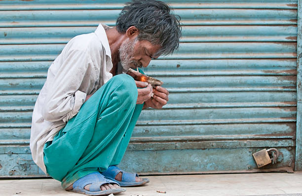 インド人のヘロイン常用者が吹き抜けに使用 ストックフォト