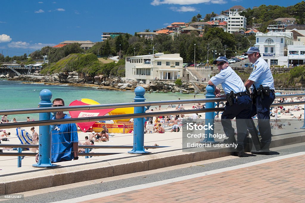 Due poliziotti Guarda la spiaggia a Coogee, Sydney - Foto stock royalty-free di Forze di polizia