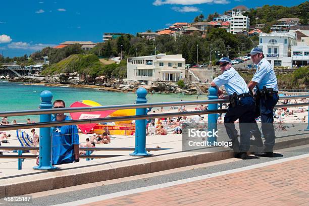 Due Poliziotti Guarda La Spiaggia A Coogee Sydney - Fotografie stock e altre immagini di Forze di polizia - Forze di polizia, Australia, Sydney
