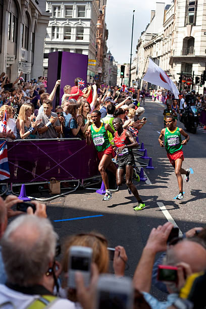 regarder le marathon - marathon running london england competition photos et images de collection