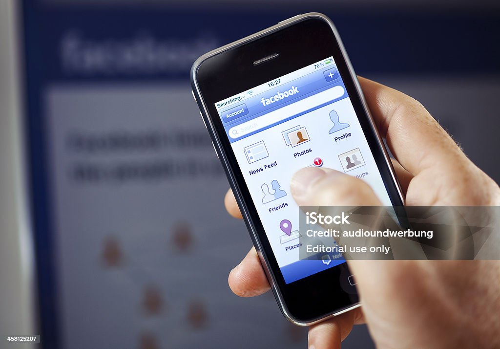 Facebook 어플을 Apple iPhone - 로열티 프리 Apple Computers 스톡 사진