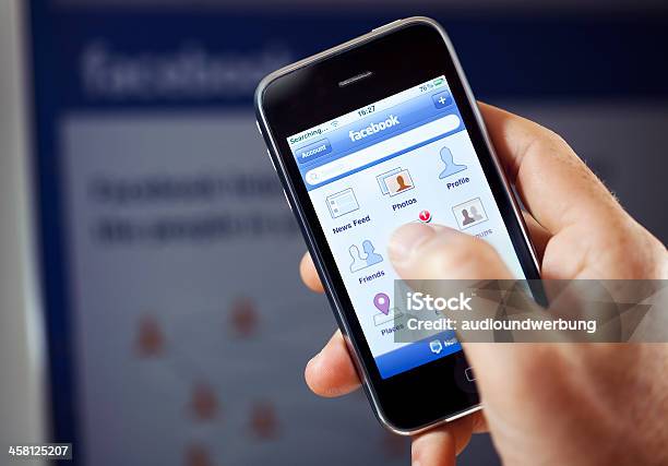 Foto de Facebook App Em Apple Iphone e mais fotos de stock de Acessibilidade - Acessibilidade, Adulto, Amizade