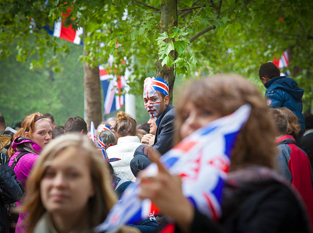 королевский свадьбы в лондоне - nobility wedding crowd british flag стоковые фото и изображения